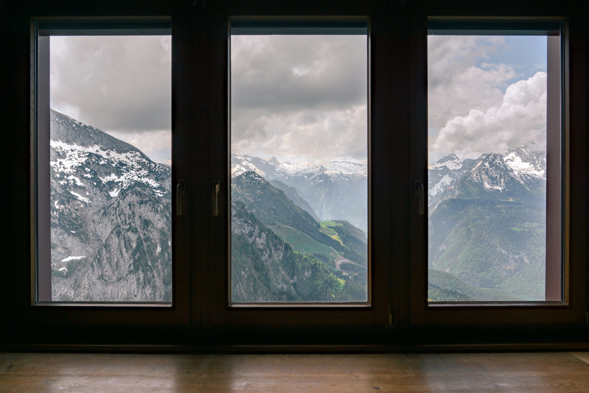 Dreiteiliges Fenster mit Blick auf die Berge