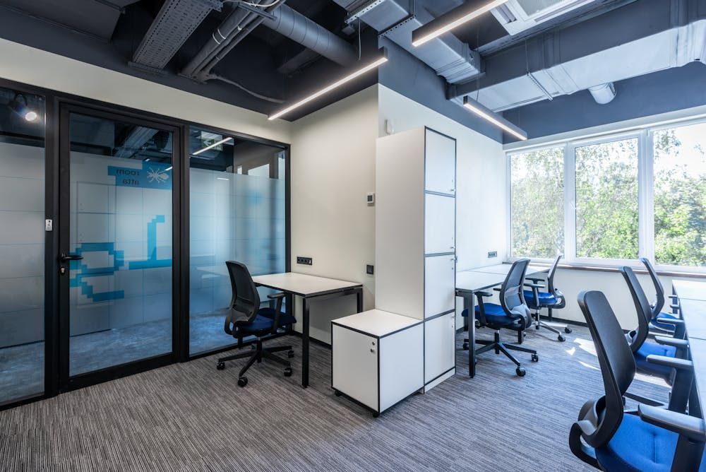 Büro mit großen Glasflächen