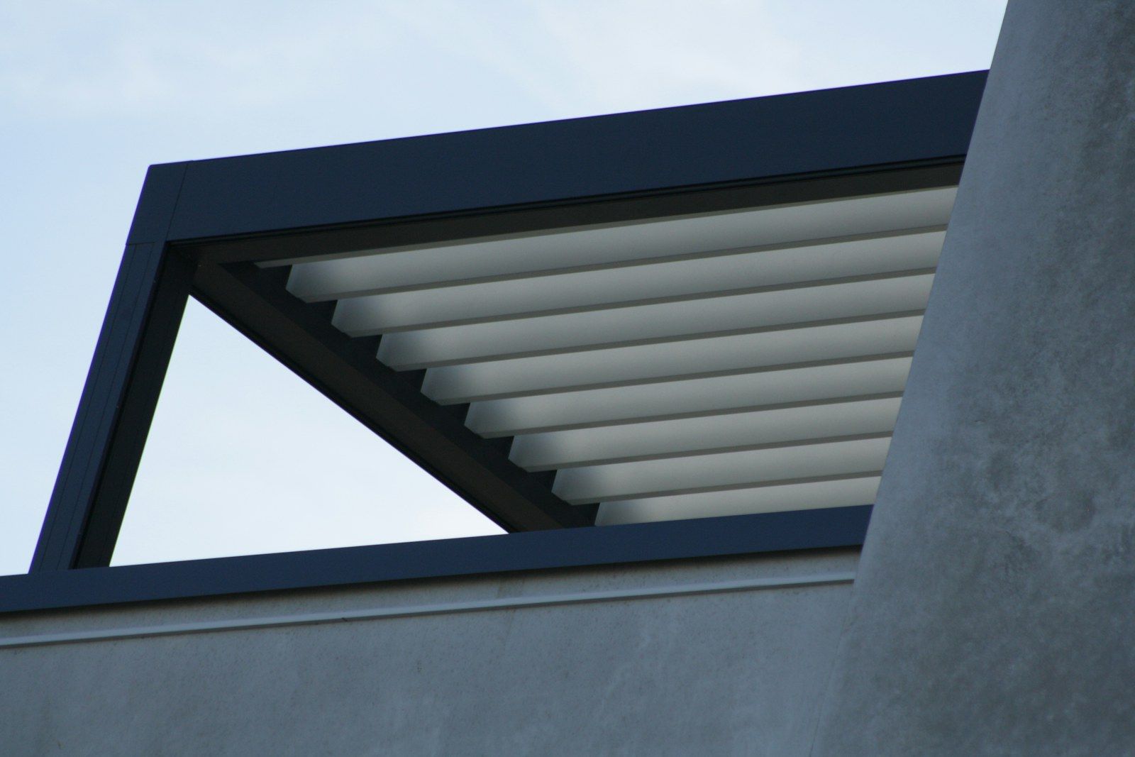 Lamellendach als Sonnenschutz vor blauem Himmel