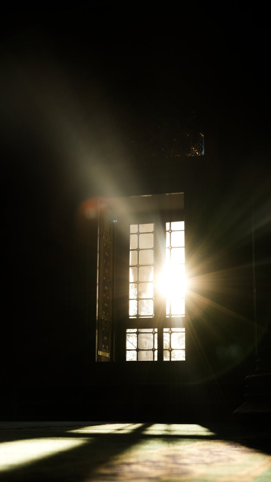 Sonnenlicht fällt durch ein Fenster